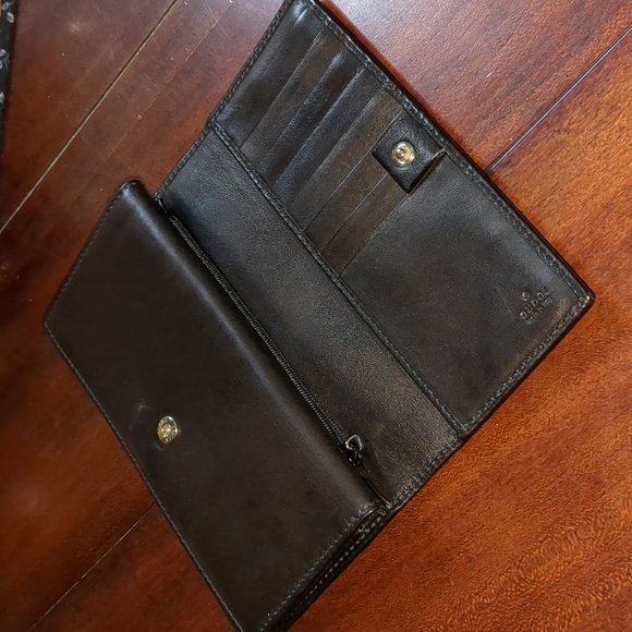 Gucci Leather Wallet With Gold Hardware - Picture 2 of 8